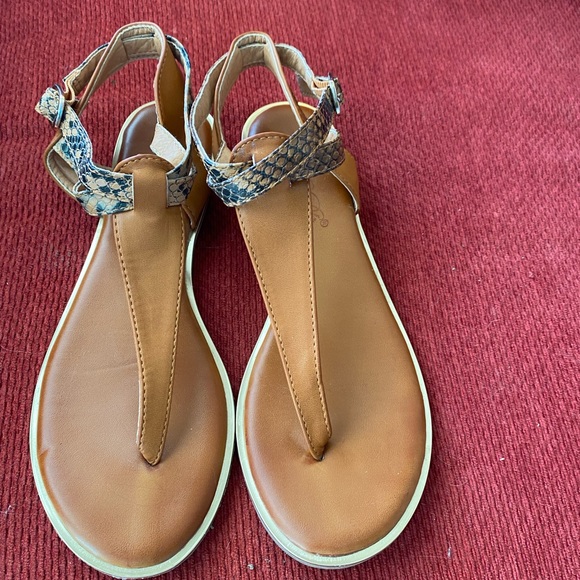 Tan with snake print sandal Size 8 - Picture 1 of 5